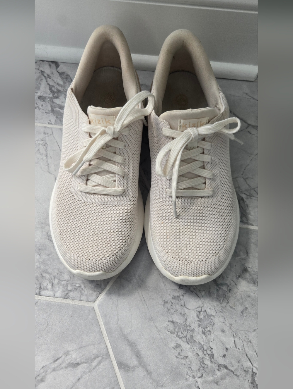 Kizik No Hands Runners in Natural White Worn 2xs